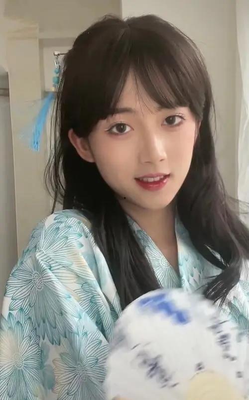 网红吃瓜男扮女装视频,网友热议性别界限与网络现象  第2张